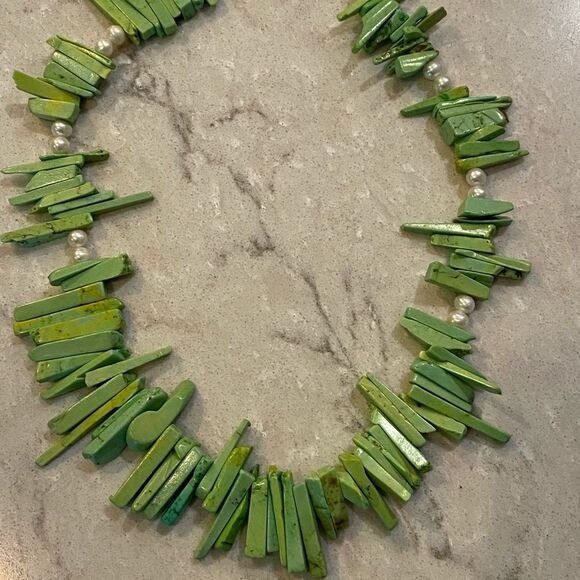 Dyed Howlite stone necklace with pearls - Picture 1 of 3